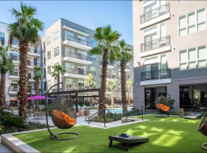 Luxurious Unit in Downtown Houston with Poolside View
